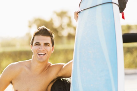 Young man holding surfboard. Jupiter, Florida, USA.
Photo : Daniel Grill