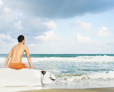 Young man sitting on surfboard. Jupiter, Florida, USA.
Photo : Daniel Grill