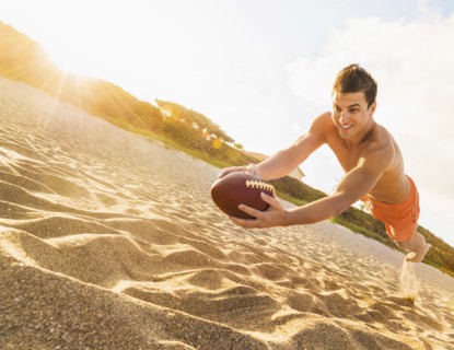 Young man playing football on beach. Jupiter, Florida, USA.
Photo : Daniel Grill