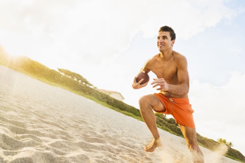 Young man playing football on beach. Jupiter, Florida, USA.
Photo : Daniel Grill