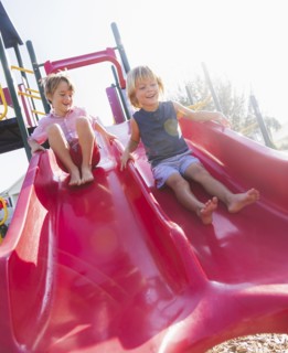 Boys (4-5, 8-9) playing on playground. Jupiter, Florida, USA.
Photo : Daniel Grill