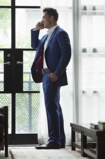 Young businessman standing inside and using mobile phone. New York City, USA.
Photo : pauline st