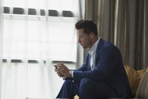 Young businessman sitting inside and text messaging. New York City, USA.
Photo : pauline st.denis