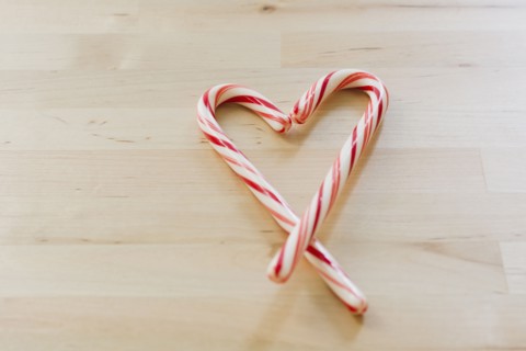 Studio shot of Christmas heart shaped candies.
Photo : Kristin Lee