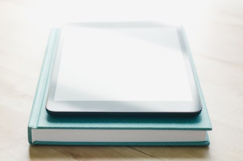 Studio shot of tablet on book.
Photo : Kristin Lee