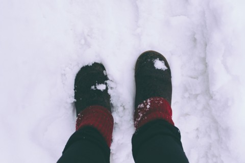 Woman standing on snow, low section.
Photo : Kristin Lee