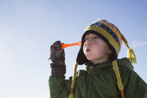 Boy (4-5) playing with bubbles.
Photo : Maisie Paterson