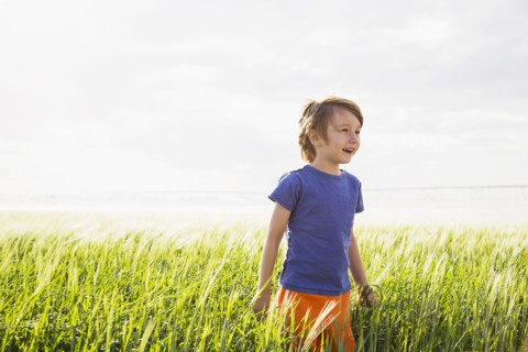 Boy (4-5) standing in grass and looking away. Colorado, USA.
Photo : Maisie Paterson