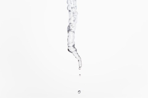 Studio shot of melting icicle.
Photo : Maisie Paterson