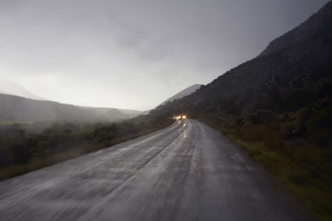 Car lights on wet, foggy, mountain road. Colorado, USA.
Photo : Kelly