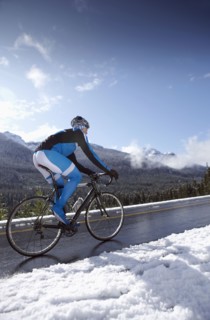 Man riding bike in winter mountains. British Columbia, Canada.
Photo : Kelly