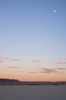 Dusk over desert. Alvord Desert, Oregon, USA.
Photo : Gary Weathers