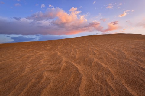 Sand dune and clouds during sunset. Christmas Valley, Oregon, USA.
Photo : Gary Weathers