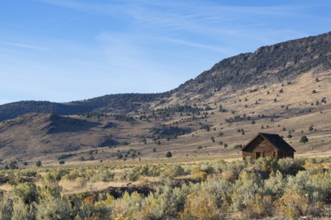 Wooden hut on prairie, Steen's Mountain. Steen's Mountain, Oregon, USA.
Photo : Gary Weathers