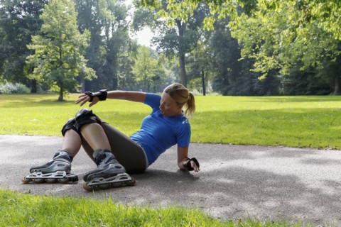 Woman roller skating in park. Netherlands.
Photo : Mark de Leeuw