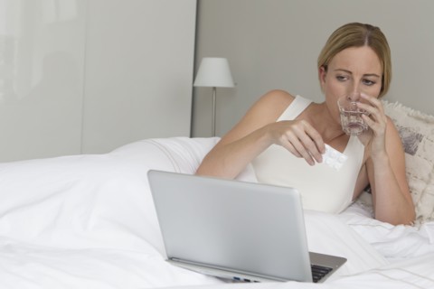 Woman with laptop in bed.
Photo : Mark de Leeuw