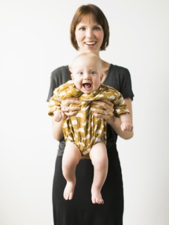 Studio portrait of mother with baby son (2-5 months).
Photo : Jessica Peterson