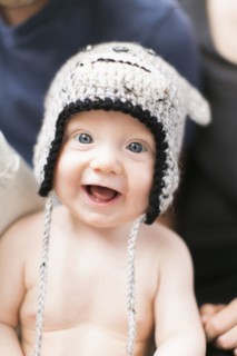 Portrait of baby boy (2-5 months) wearing knit hat.
Photo : Jessica Peterson