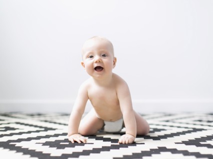 Portrait of baby boy (2-5 months) crawling.
Photo : Jessica Peterson