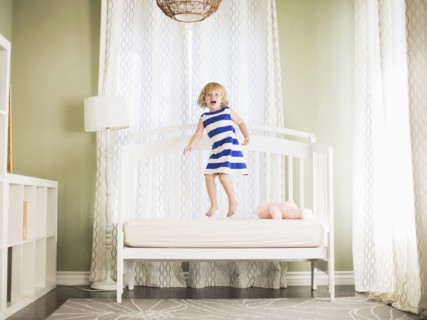 Girl (4-5) jumping on sofa.
Photo : Jessica Peterson