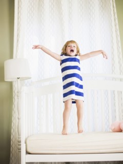 Girl (4-5) jumping on sofa.
Photo : Jessica Peterson