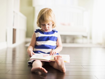 Girl (4-5) reading book.
Photo : Jessica Peterson