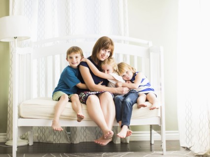 Mother embracing son (8-9) and daughters (4-5, 6-7).
Photo : Jessica Peterson