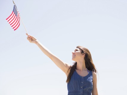 Portrait of young woman with american flag.
Photo : Jessica Peterson