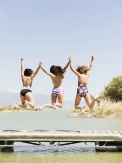 Three women jumping into lake. Salt Lake City, Utah, USA.
Photo : Jessica Peterson