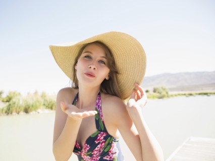 Portrait of young woman wearing sun hat on beach. Salt Lake City, Utah, USA.
Photo : Jessica