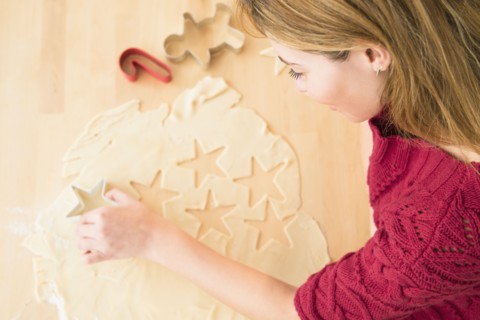 Young woman making coockies at christmas.
Photo : Jamie Grill