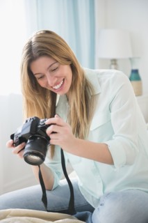 Young woman photographing.
Photo : Jamie Grill