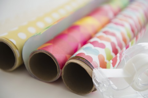 Studio Shot of wrapping paper and sticky tape.
Photo : Jamie Grill