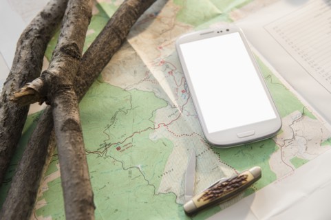 Studio Shot of mobile phone on map.
Photo : Jamie Grill