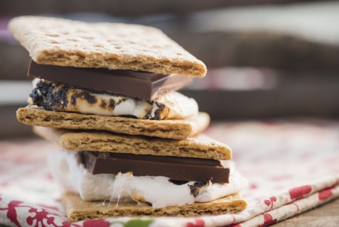 Studio Shot of toasted smores.
Photo : Jamie Grill