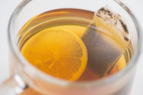 Studio Shot of tea with lemon.
Photo : Jamie Grill
