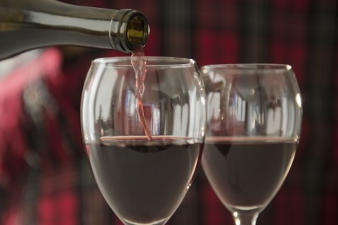 Studio Shot of pouring red wine into wine glasses.
Photo : Jamie Grill