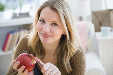 Woman peeling apple.
Photo : Jamie Grill