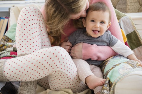 Mother embracing baby girl (6-11 moths).
Photo : Jamie Grill