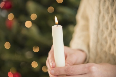 Studio Shot of female's hands holding candle.
Photo : Jamie Grill