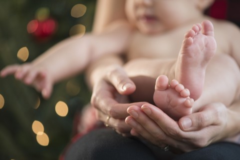 Studio Shot of mother holding baby girl (6-11 months).
Photo : Jamie Grill