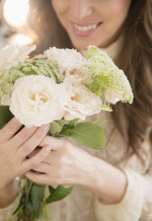Woman holding bouquet.
Photo : Jamie Grill
