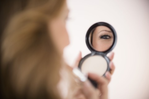 Woman applying makeup.
Photo : Jamie Grill