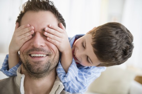 Son (8-9) covering father's eyes.
Photo : Jamie Grill