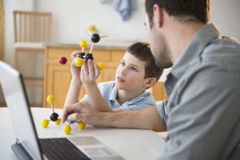 Father and son (8-9) looking at molecule model stack.
Photo : Jamie Grill