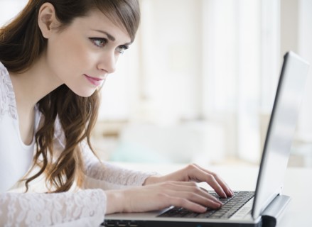 Young woman with laptop.
Photo : Jamie Grill
