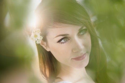 Portrait of young woman with daisies in hair.
Photo : Jamie Grill