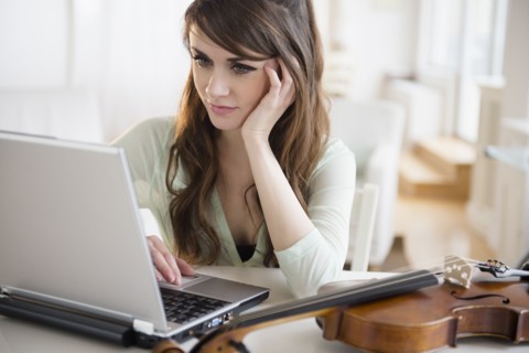 Young woman with laptop.
Photo : Jamie Grill
