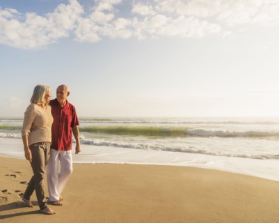 Senior couple walking on beach.
Photo : Daniel Grill