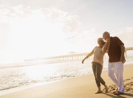Senior couple walking on beach.
Photo : Daniel Grill